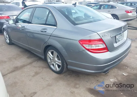 2011 Mercedes-Benz C 300 z USA, uszkodzony, nr VIN WDDGF8BB1BR166056